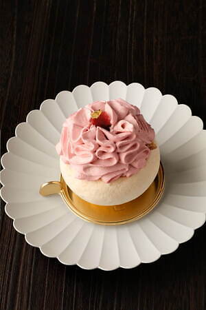 クリオロの桜スイーツ 花びら舞い落ちる さくら抹茶 さくら苺 ケーキ ファッションプレス