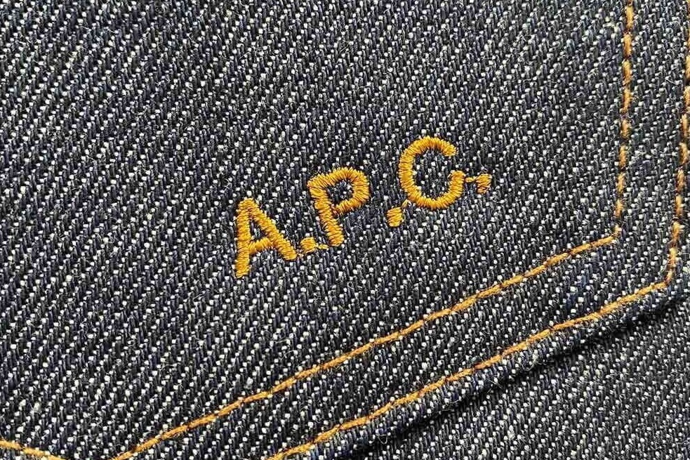 A.P.C.初「デニムの刺繍カスタマイズ」全店でスタート、人気ジーンズ 