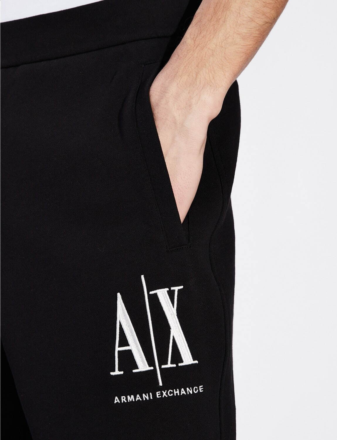 山﨑賢人が纏うA|X アルマーニ エクスチェンジの新作、“A|X”ロゴのTシャツやスニーカー｜写真4