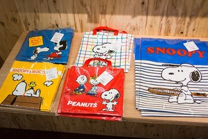 六本木ヒルズで開催中 スヌーピー展 の福袋発売 ニット帽など限定グッズ10点を詰め合わせ ファッションプレス