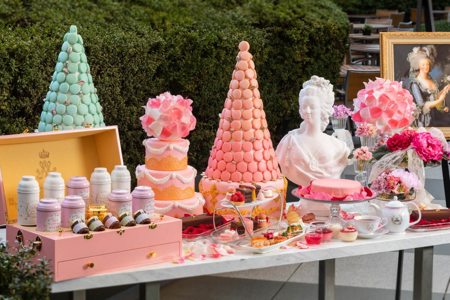 グランド ハイアット 東京 マリー アントワネット アフタヌーンティー 王妃が愛した林檎 薔薇ケーキ ファッションプレス