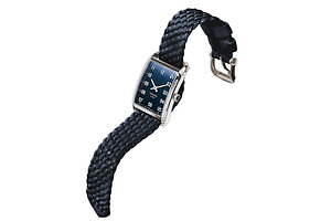 トム フォード タイムピースの腕時計「N.001」ロンハーマン限定ネイビーダイヤル×編み込みバンド - ファッションプレス
