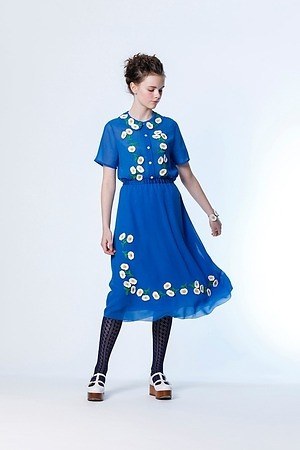 ジェーンマープル“デイジー”モチーフの新作、花々を連ねたブラウスや60'sスカーフ着想のドレス - ファッションプレス