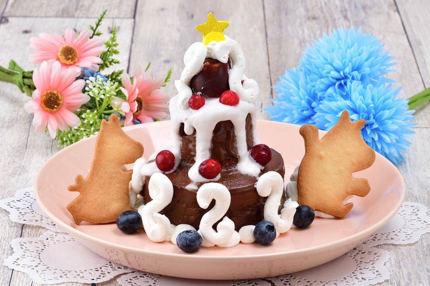 ムーミンカフェ期間限定 ムーミン のクッキー付き三段チョコレートケーキ 東京 福岡で ファッションプレス