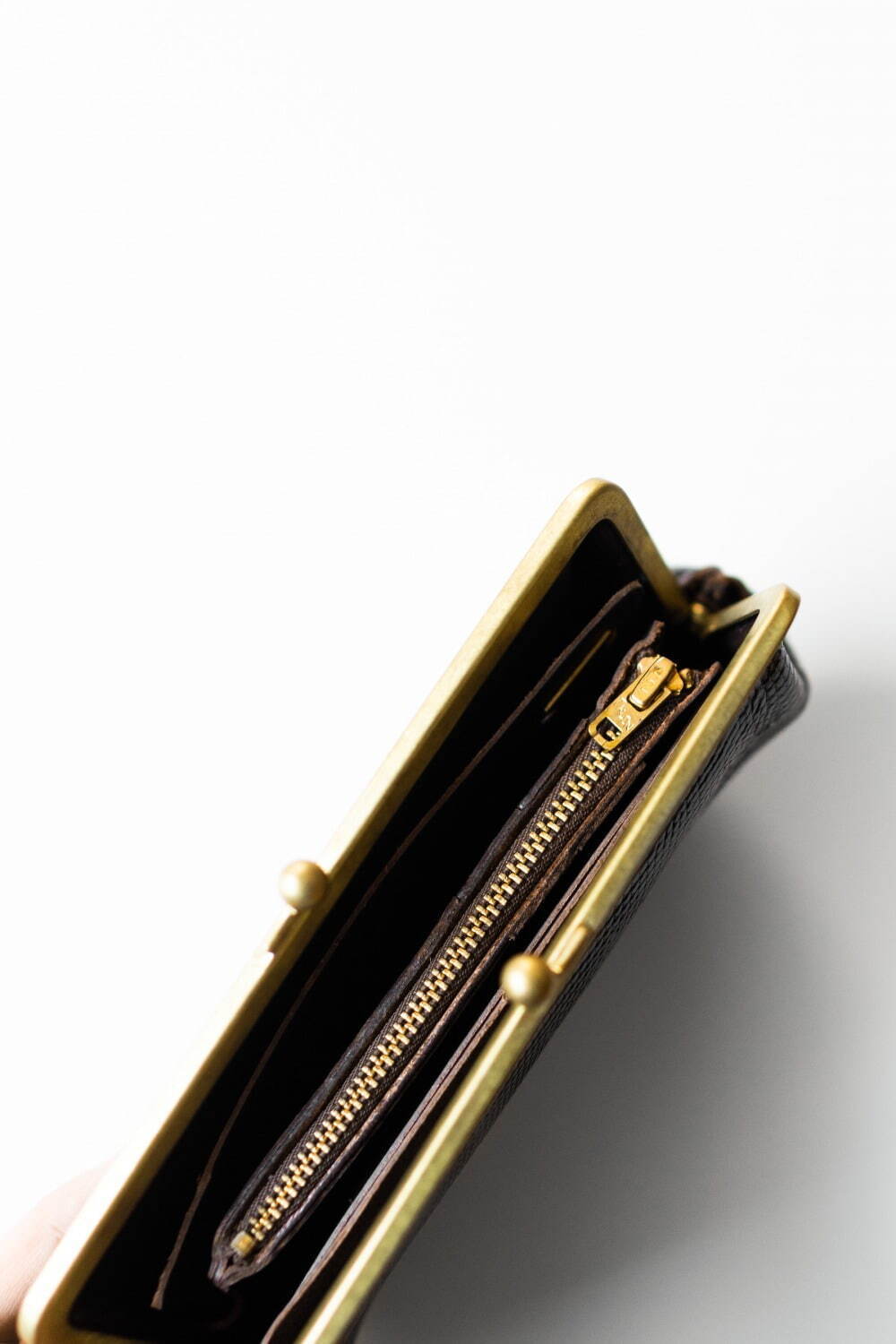 N25のがま口財布、最高品質の革×デットストックのファスナーで作る唯一無二の革小物｜写真7