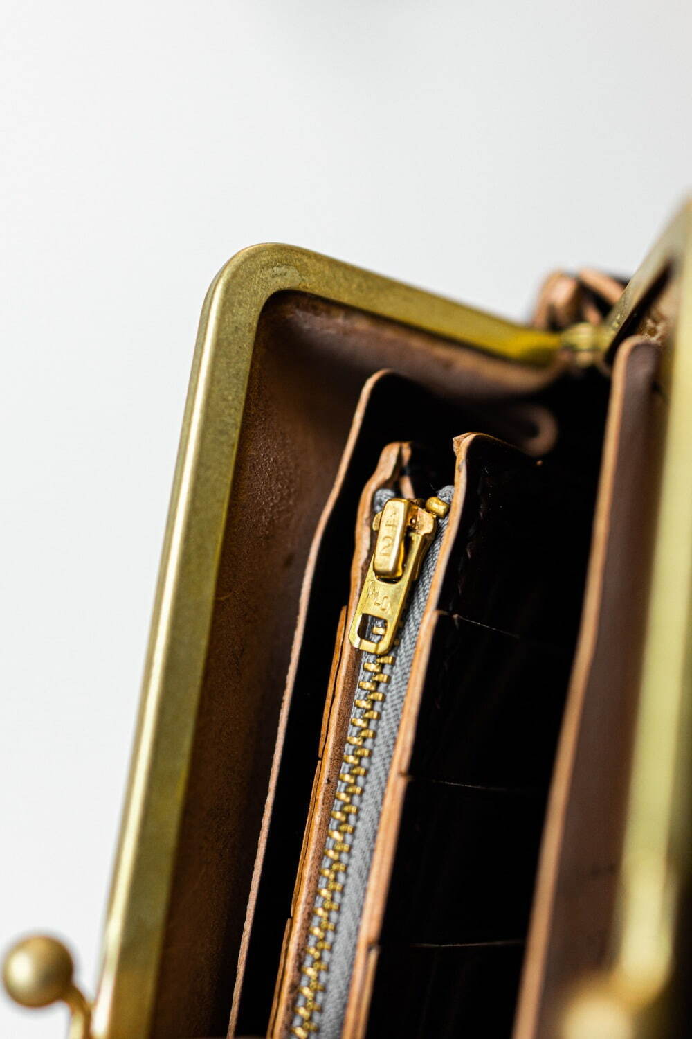 N25のがま口財布、最高品質の革×デットストックのファスナーで作る唯一無二の革小物｜写真2