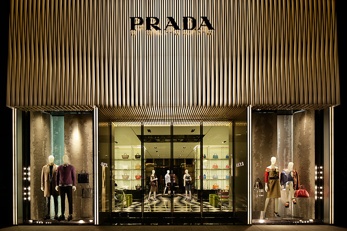 プラダが心斎橋 御堂筋に大型旗艦店をオープン 限定色のサフィアーノトートバッグも ファッションプレス