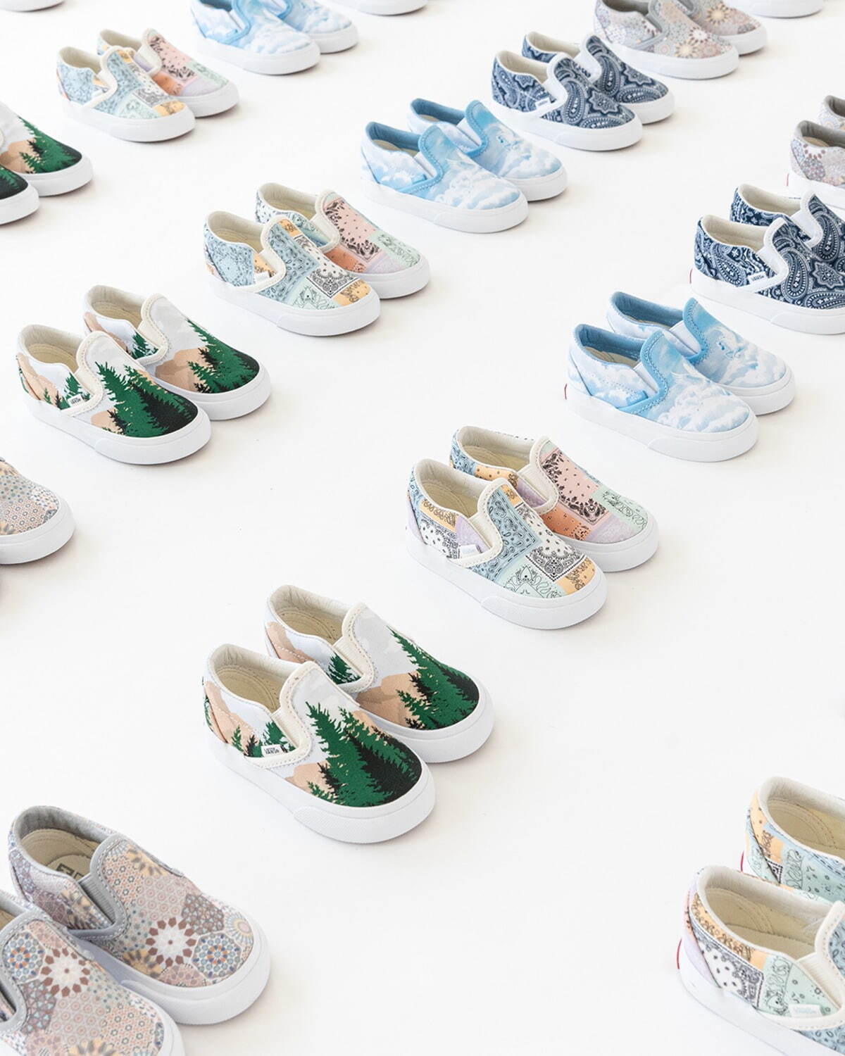 KITH×Vans Vaultのスリッポンスニーカー、花柄や空モチーフなど10種のオリジナル柄で｜写真28