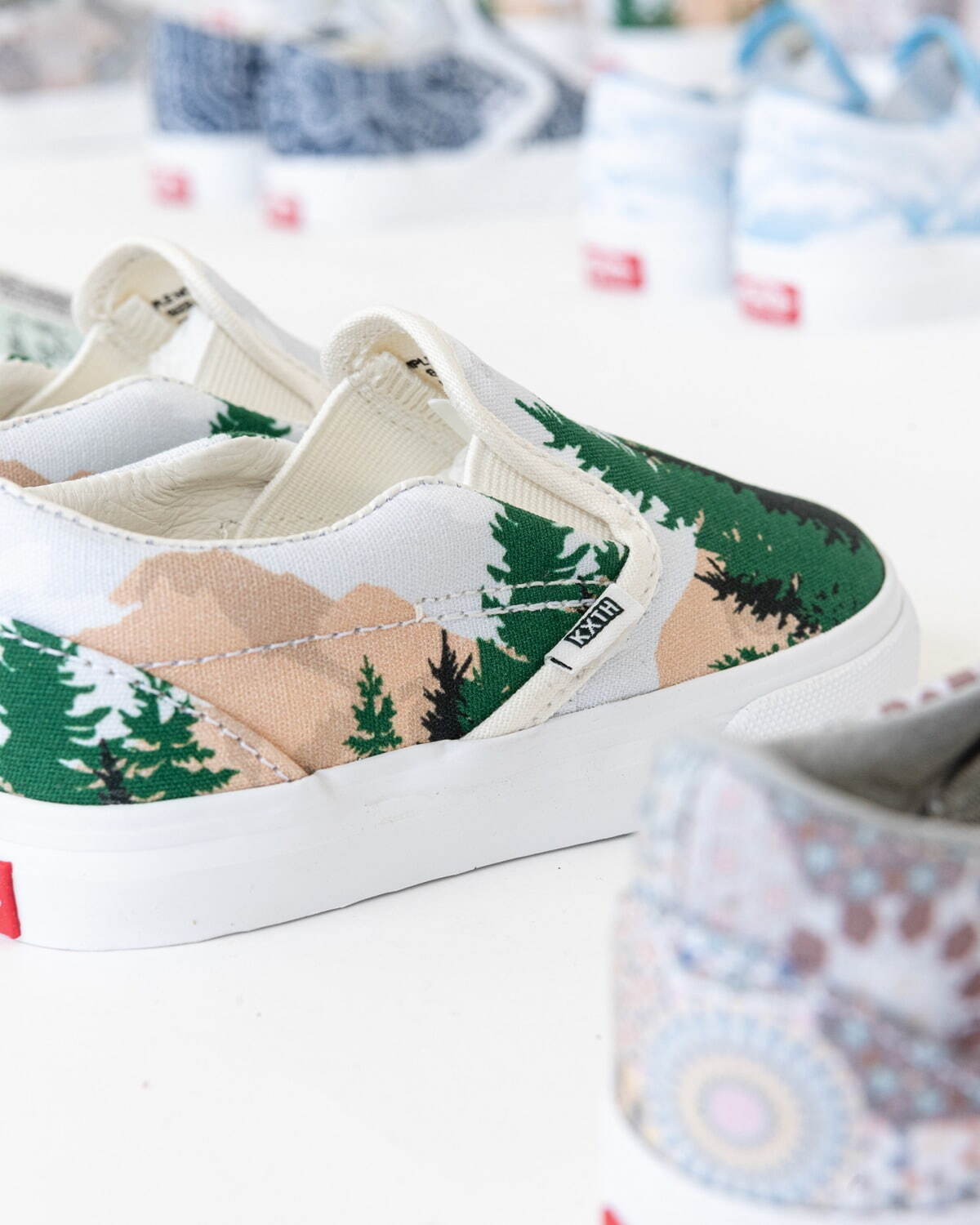 KITH×Vans Vaultのスリッポンスニーカー、花柄や空モチーフなど10種のオリジナル柄で｜写真30