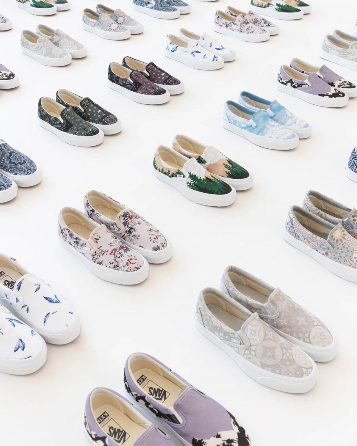 KITH×Vans Vaultのスリッポンスニーカー、花柄や空モチーフなど10種のオリジナル柄で｜写真1