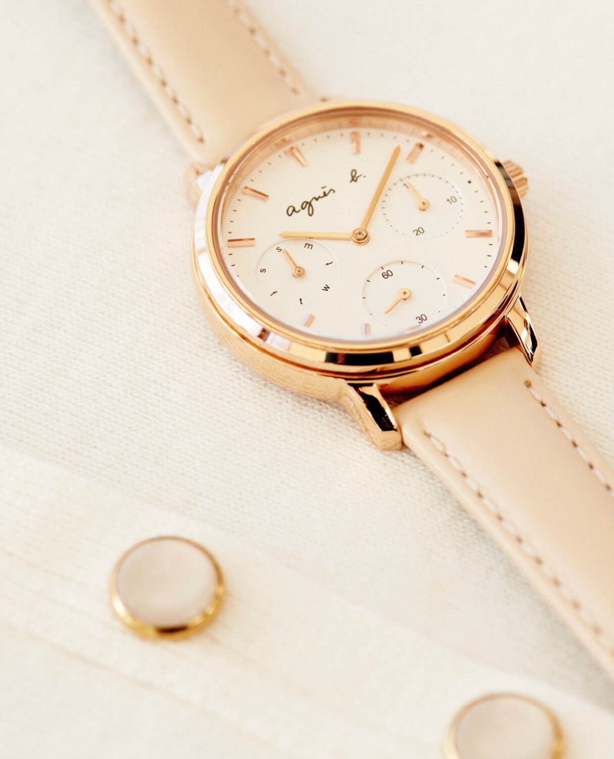 アニエスベー人気腕時計「サム」に“甘めベージュ”の新色、“華やか