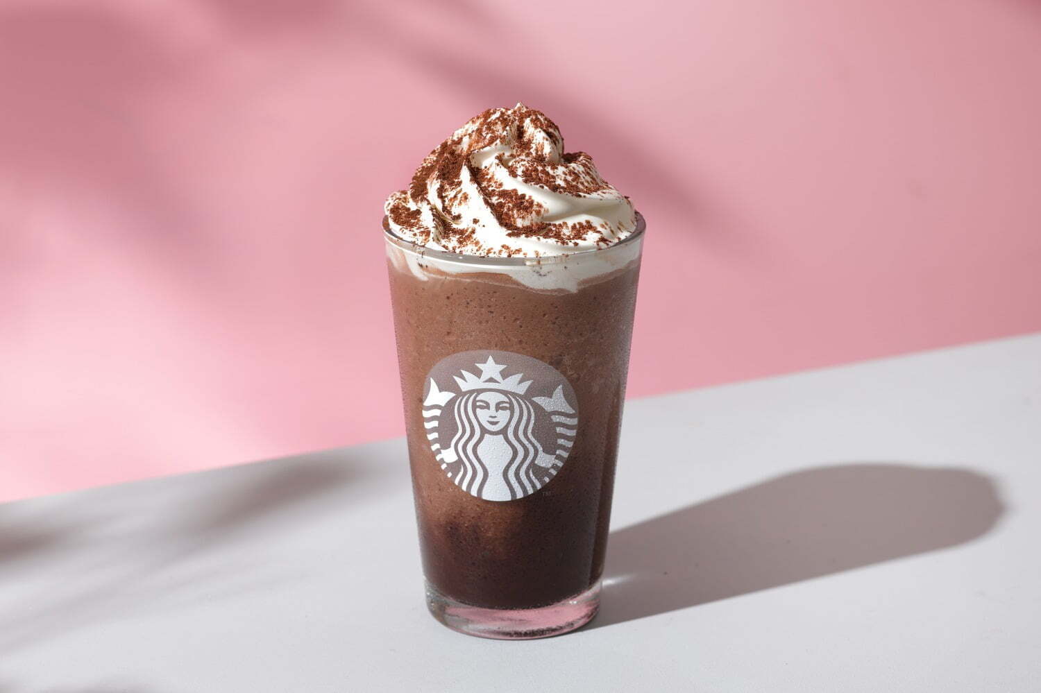 スタバの新作ドリンク チョコレート ケーキ トップ フラペチーノ With 抹茶ショット ファッションプレス