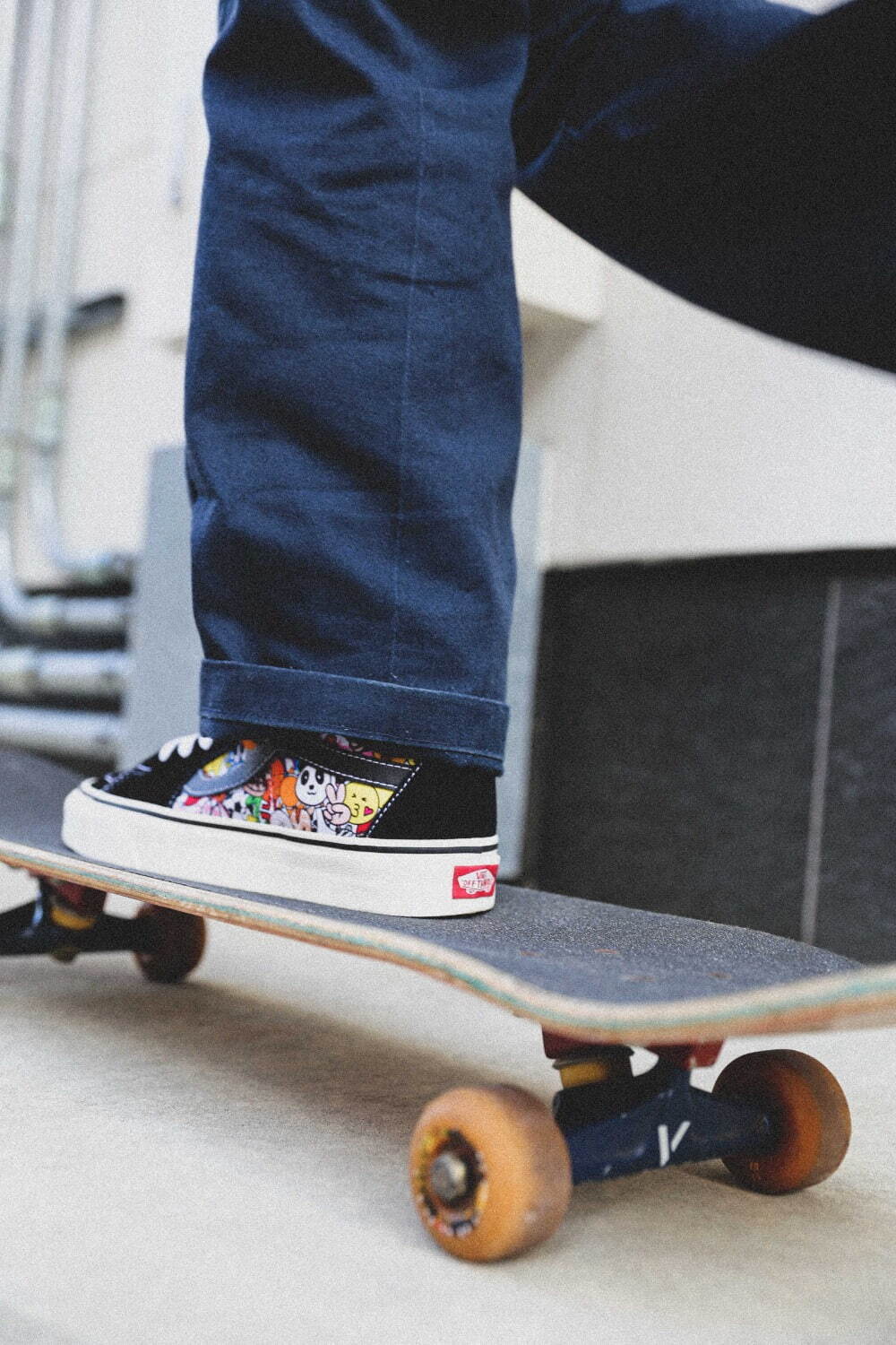 アトモス×VANSの初コラボスニーカー、定番モデルを絵文字グラフィックでポップに｜写真3