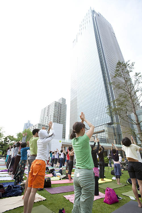 東京ミッドタウンで無料エクササイズイベント開催 - 会場の芝生広場には野外バルも登場｜写真2