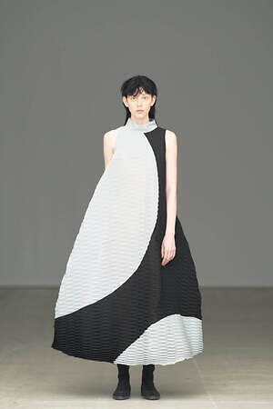 イッセイ ミヤケの新作、ダイナミックな“提灯”ドレスや“灯と影