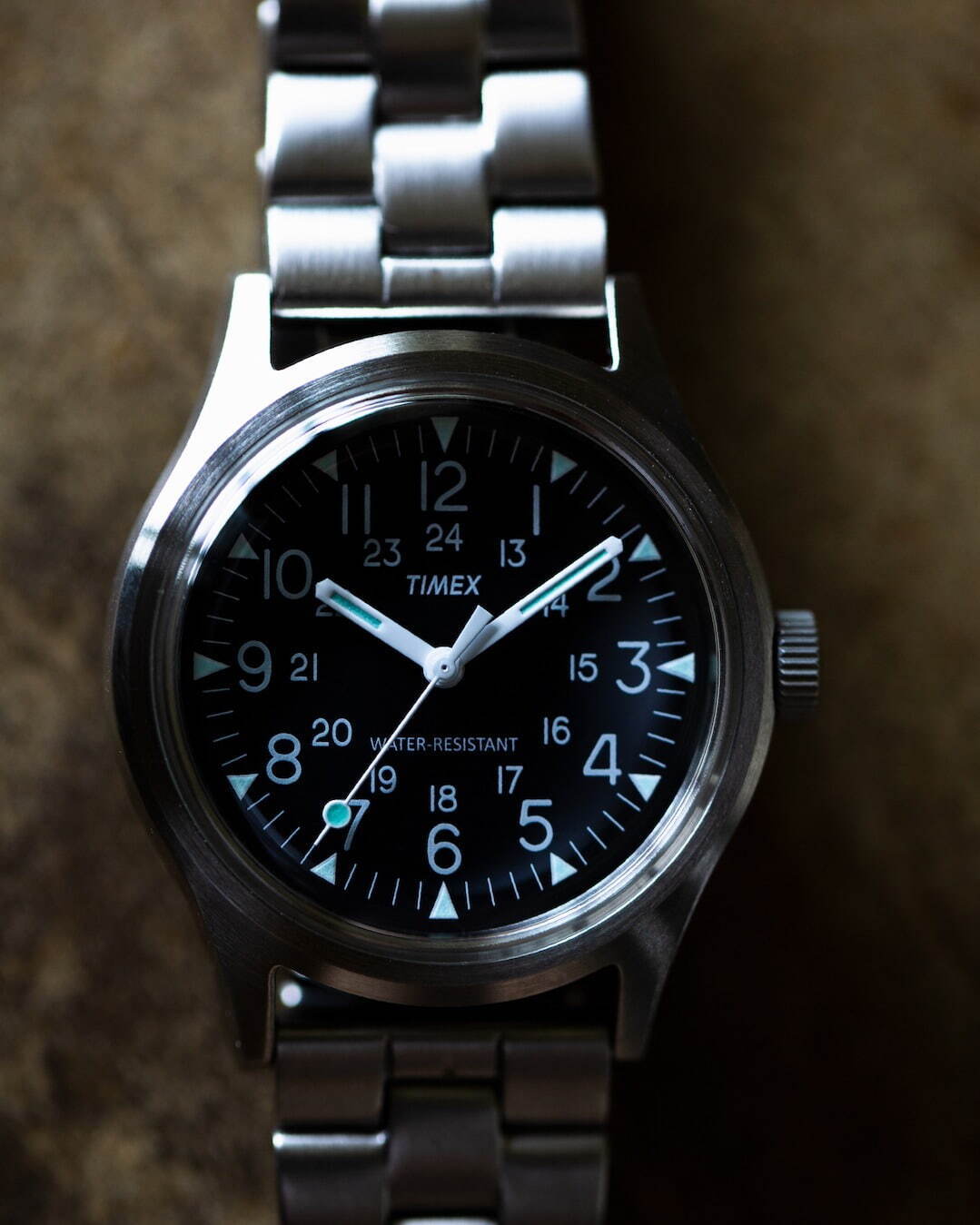 ビームス×タイメックスのコラボ腕時計、特注ステンレスバンド採用の