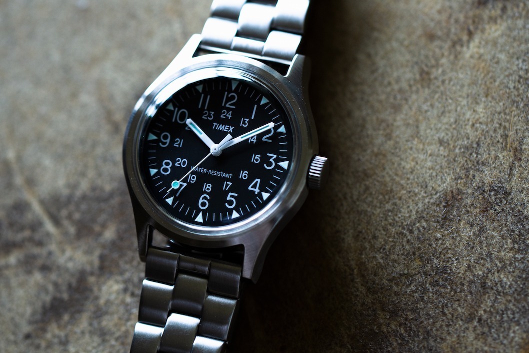 ビームス×タイメックスのコラボ腕時計、特注ステンレスバンド採用の