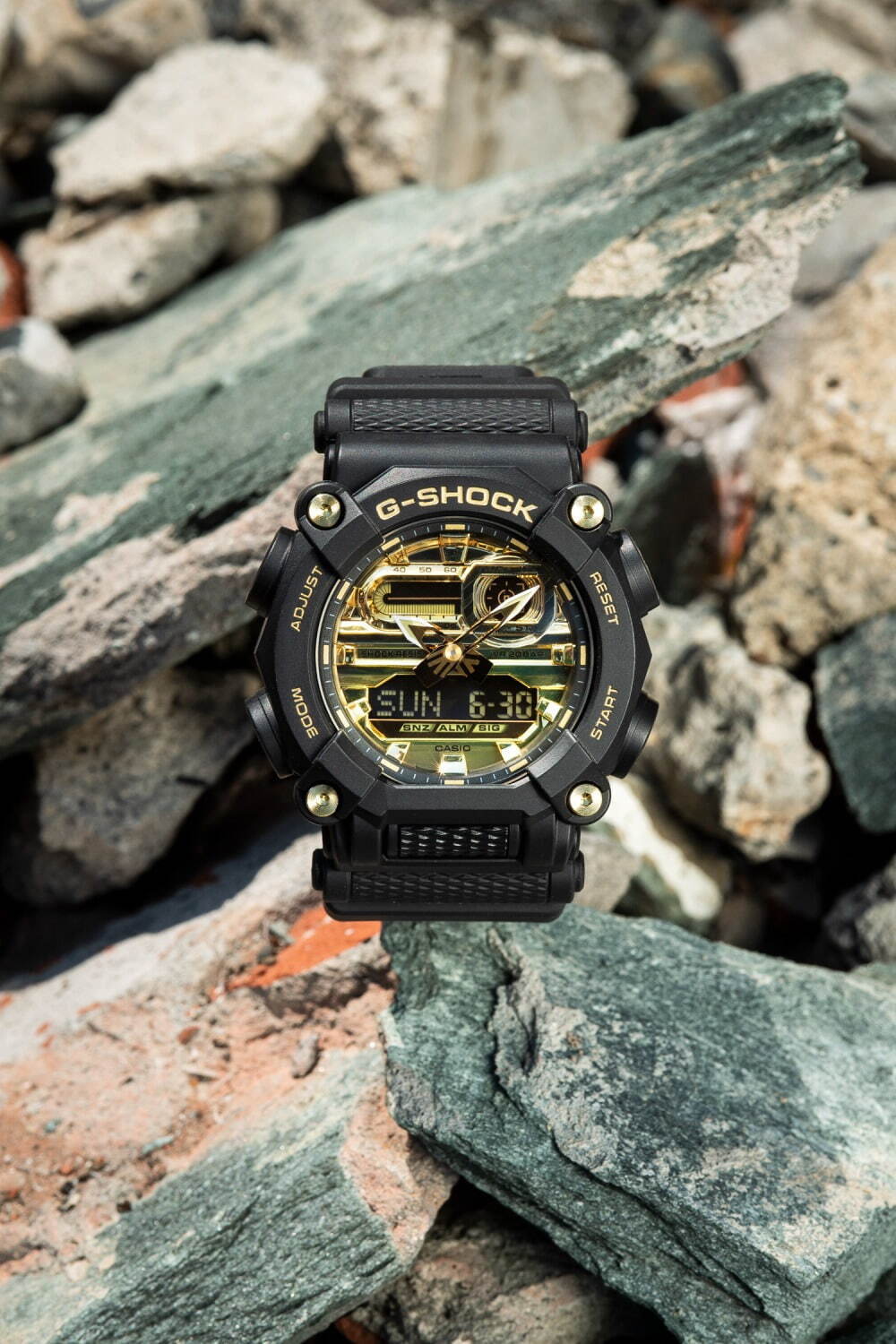 G-SHOCK“工業デザイン”モチーフの腕時計「GA-900」新色、輝くゴールド 