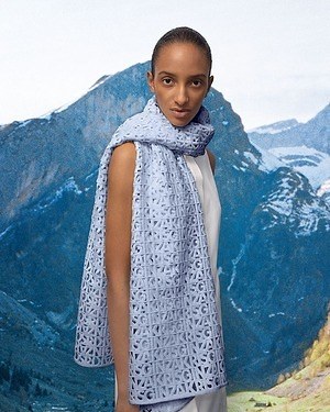 アクリス”透かし模様”の刺繍スカーフ＆ビビッドブルーのクロスバッグ