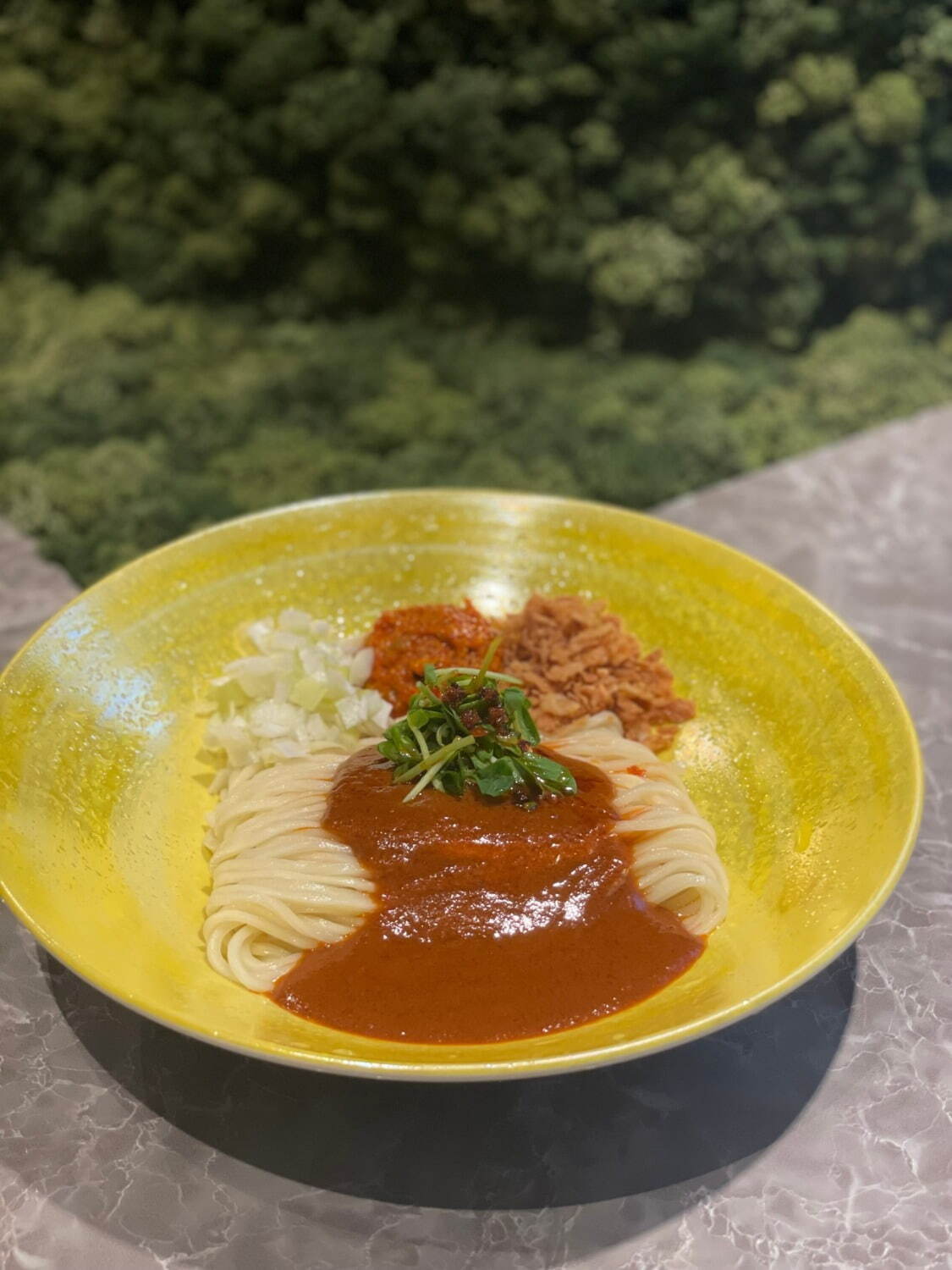 「フーメン」エビ風味の“温×冷”スパイシー麺が表参道に、“予約のとれない”人気店シェフがコラボ｜写真6