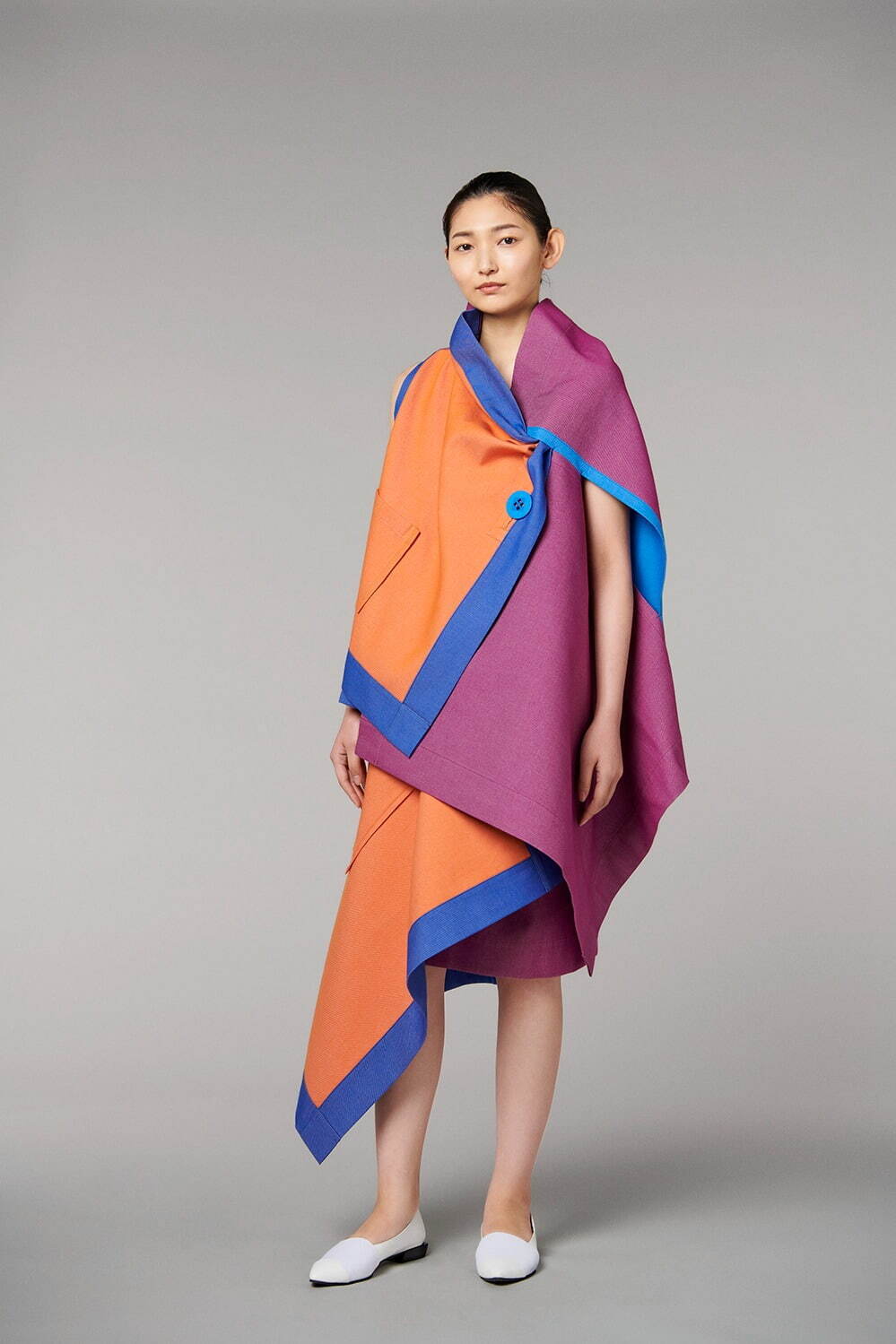 132 5 イッセイ ミヤケの新作 封筒 から着想したドレスやスカート 包む という所作に着目 ファッションプレス