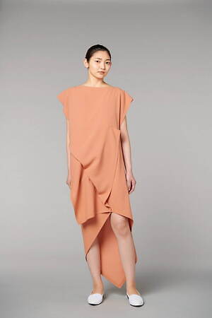 132 5. イッセイ ミヤケの新作“封筒”から着想したドレスやスカート、“包む”という所作に着目 - ファッションプレス