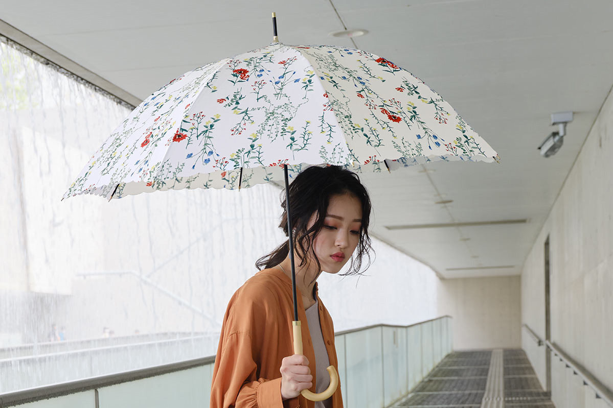 Wpc の21年秋冬新作 ペイズリー柄 花柄 の傘 バックパックを守る 傘も ファッションプレス
