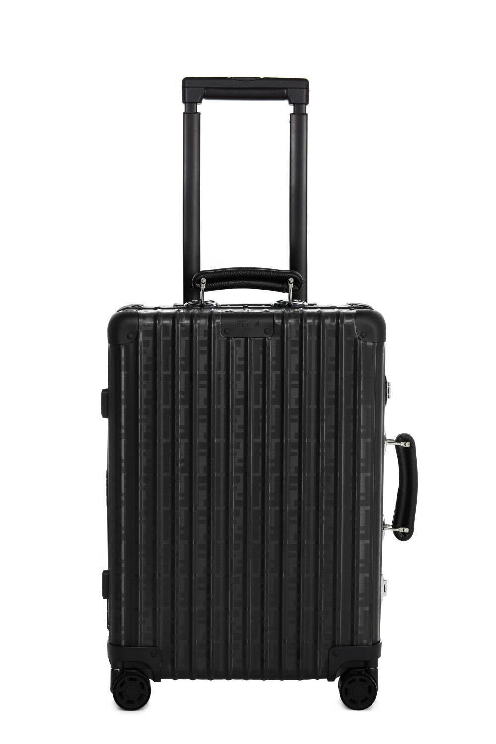 フェンディ×リモワの限定スーツケース、光で“表情が変わる”FFロゴ＆上質レザーハンドル｜写真2