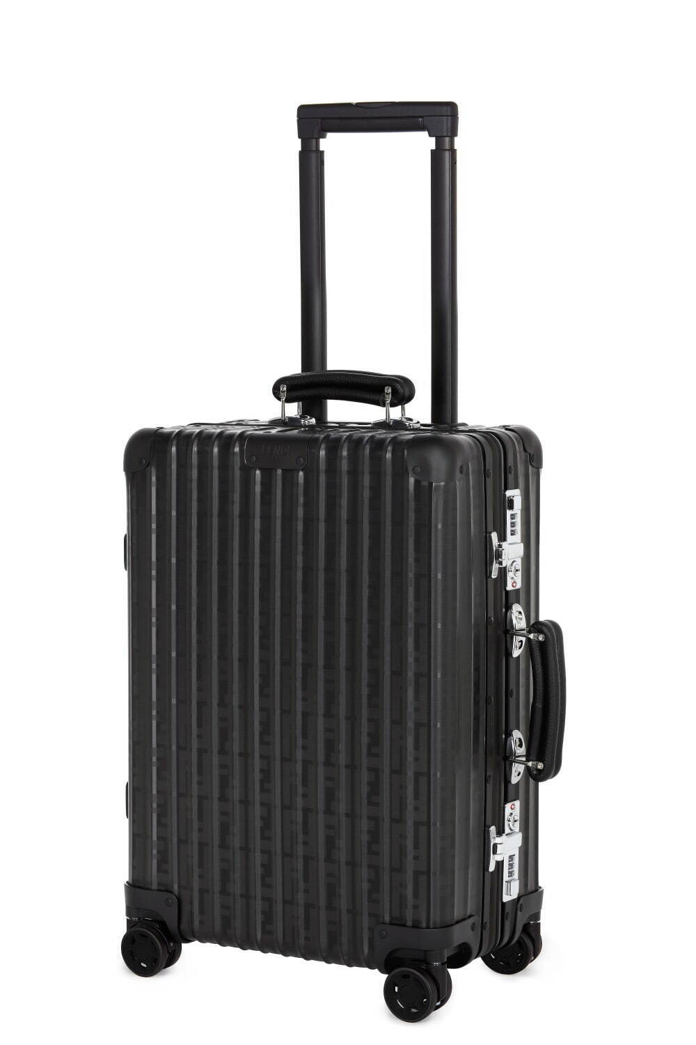 フェンディ×リモワの限定スーツケース、光で“表情が変わる”FFロゴ＆上質レザーハンドル｜写真3
