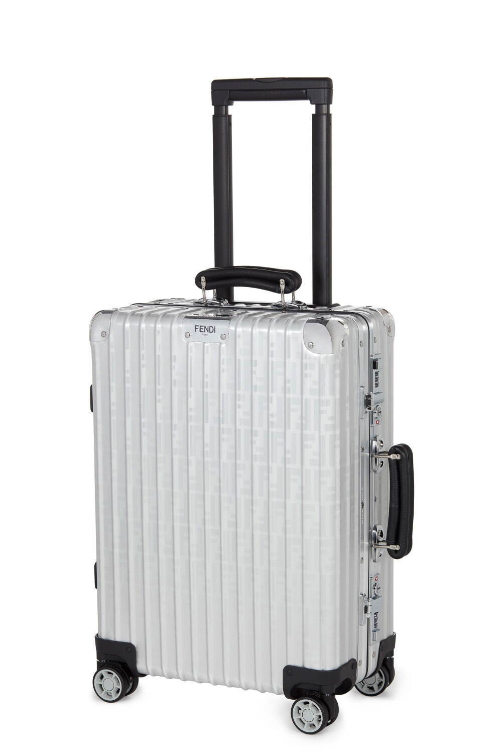 フェンディ×リモワの限定スーツケース、光で“表情が変わる”FFロゴ 