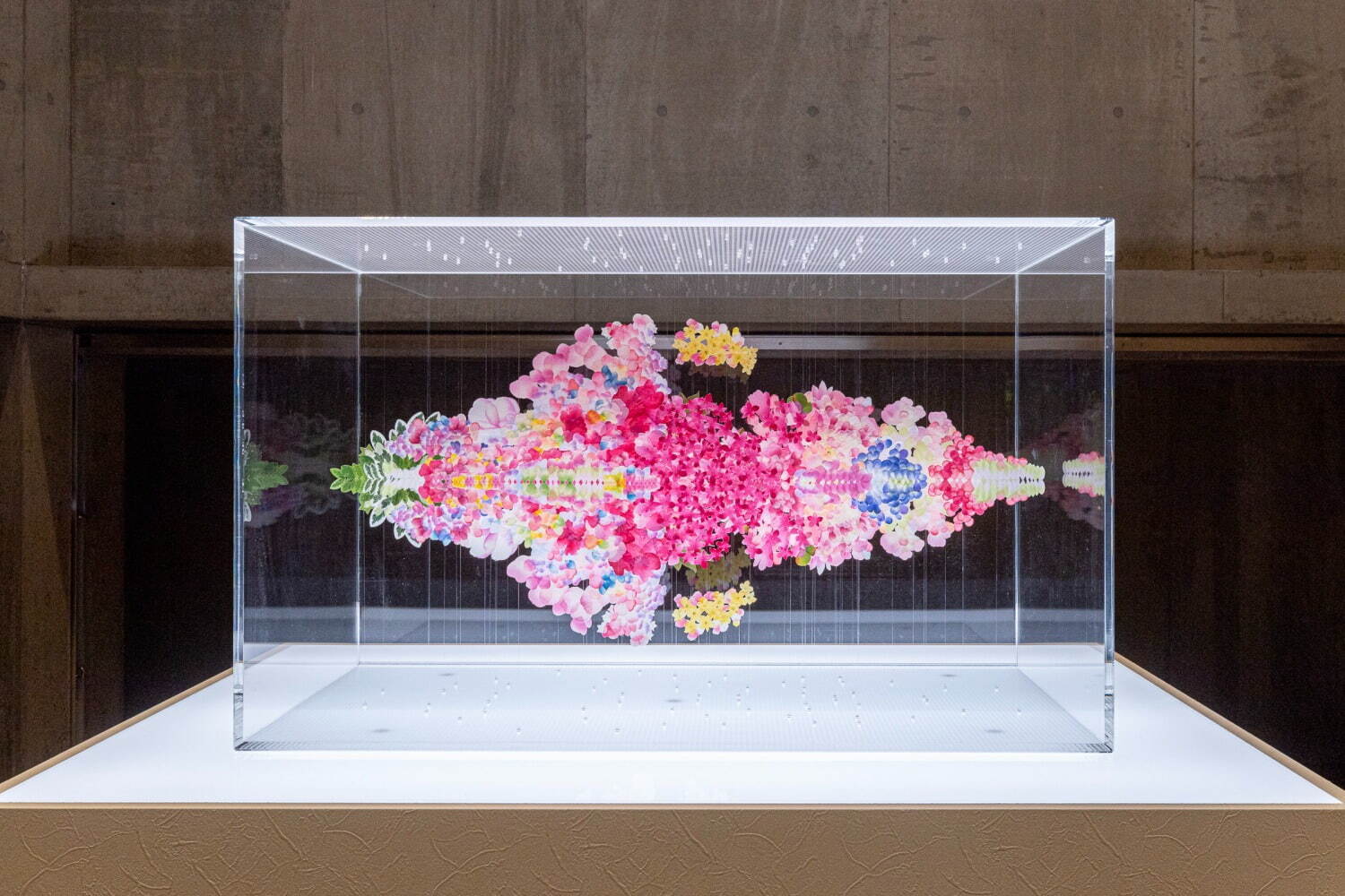 荒神明香
Reflectwo for Miss Dior(2021年、造花の花びら、テグス、アクリル板)