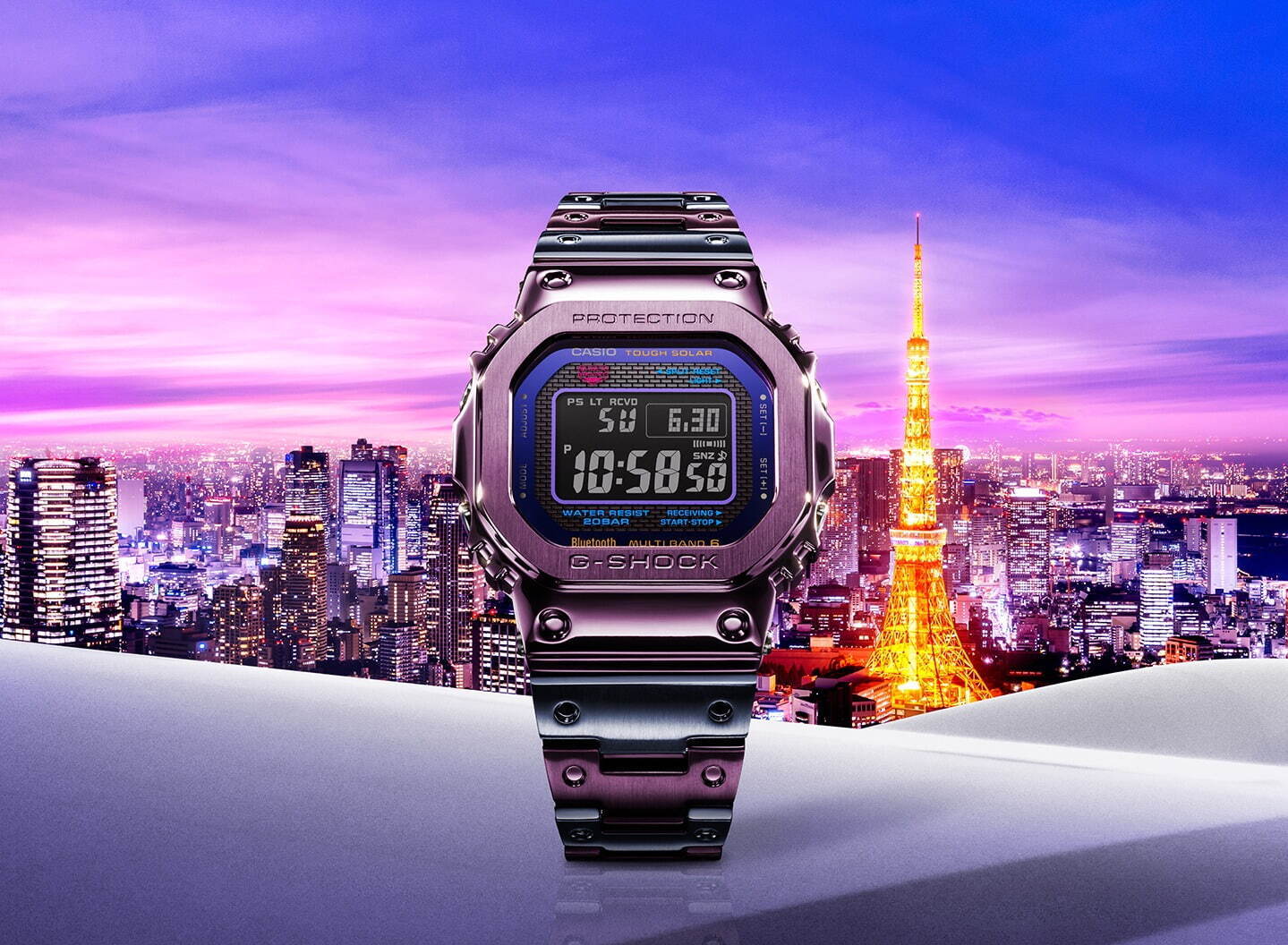 G-SHOCKの新作腕時計“パープル×ブルー”のメタル素材で、黄昏時の東京を