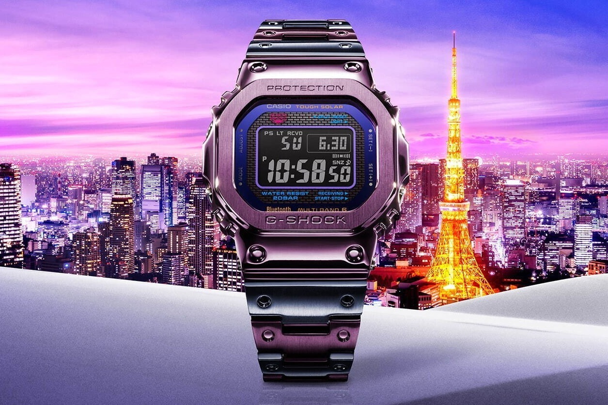 G-SHOCKの新作腕時計“パープル×ブルー”のメタル素材で、黄昏時の東京を