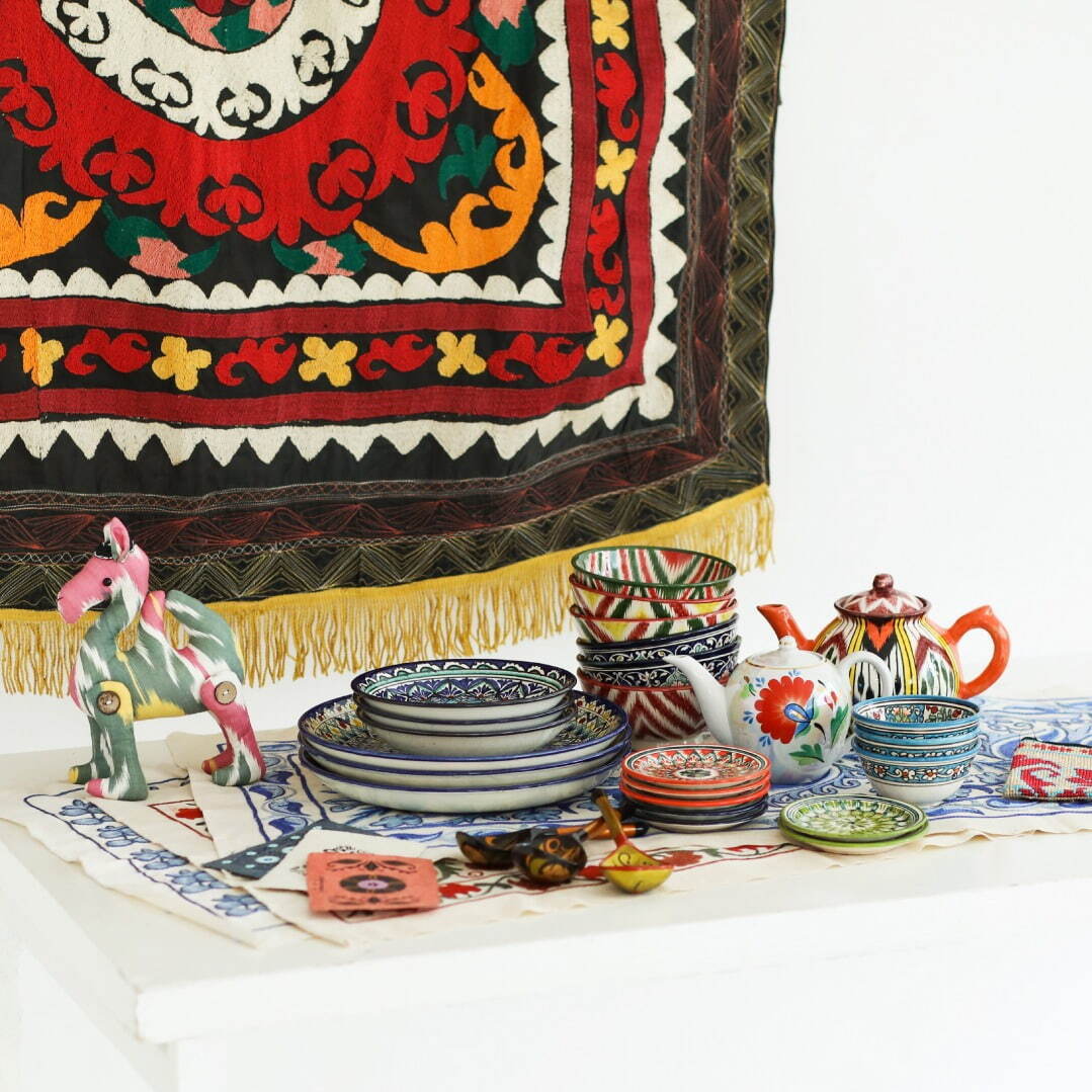 中央アジアの雑貨や食器がビームス 六本木ヒルズに集結 伝統的な生地を用いたポーチなど ファッションプレス