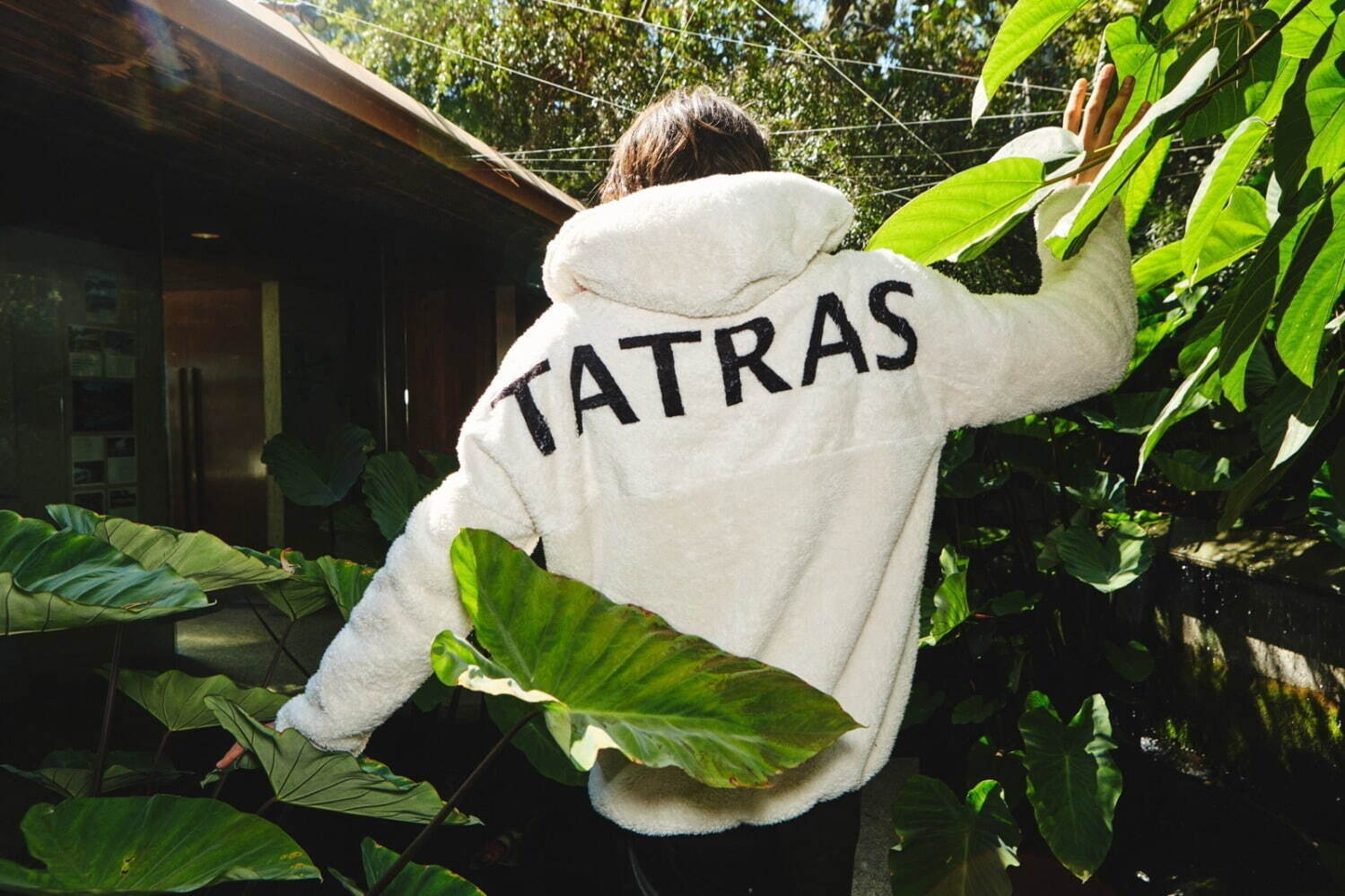 タトラス“大胆ロゴ”や“バンダナ柄”の新作ボアジャケット、縁日風