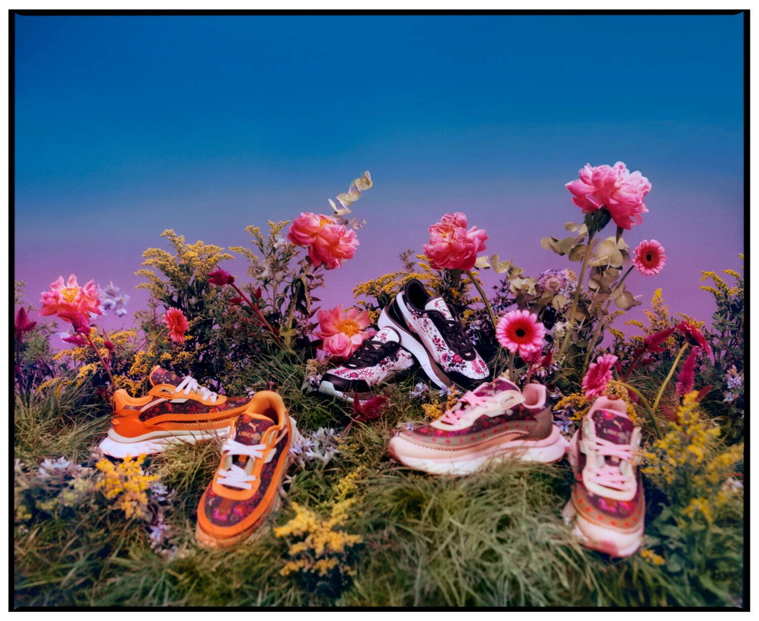 プーマ×リバティの限定スニーカー“花柄”や“宝石のような植物”刺繍、T
