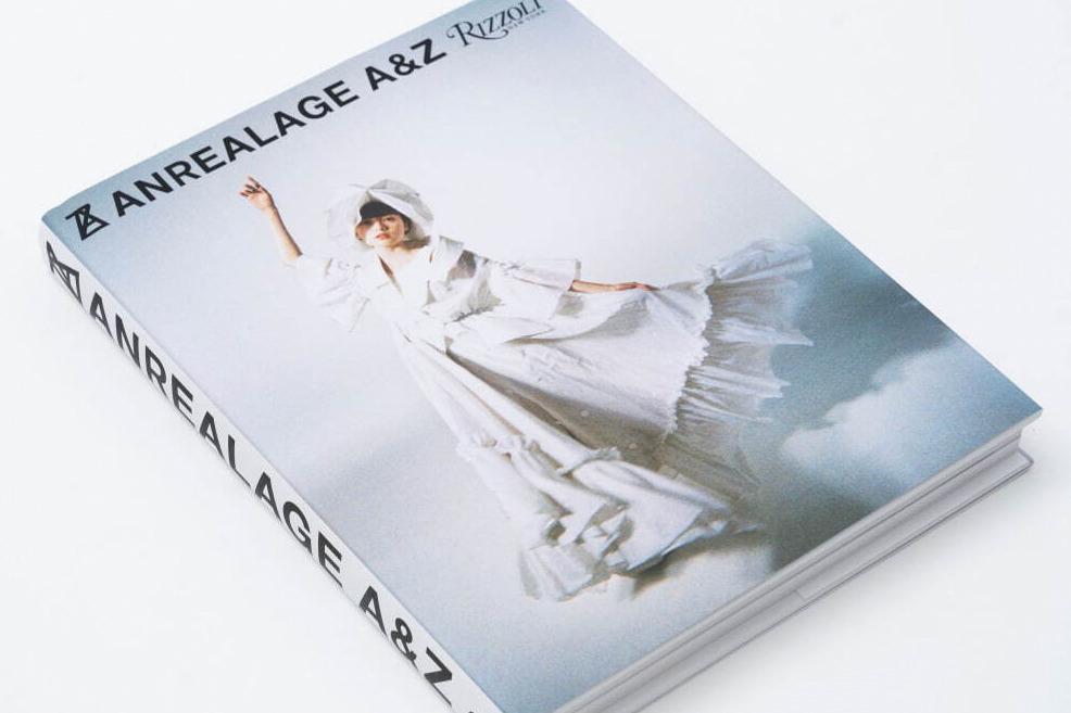 アンリアレイジ、18年の歩みに迫るアートブック『ANREALAGE: A&Z』表紙 