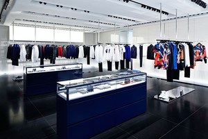 ディオール オムの表参道店がリニューアル クリス ヴァン アッシュも来日 ファッションプレス