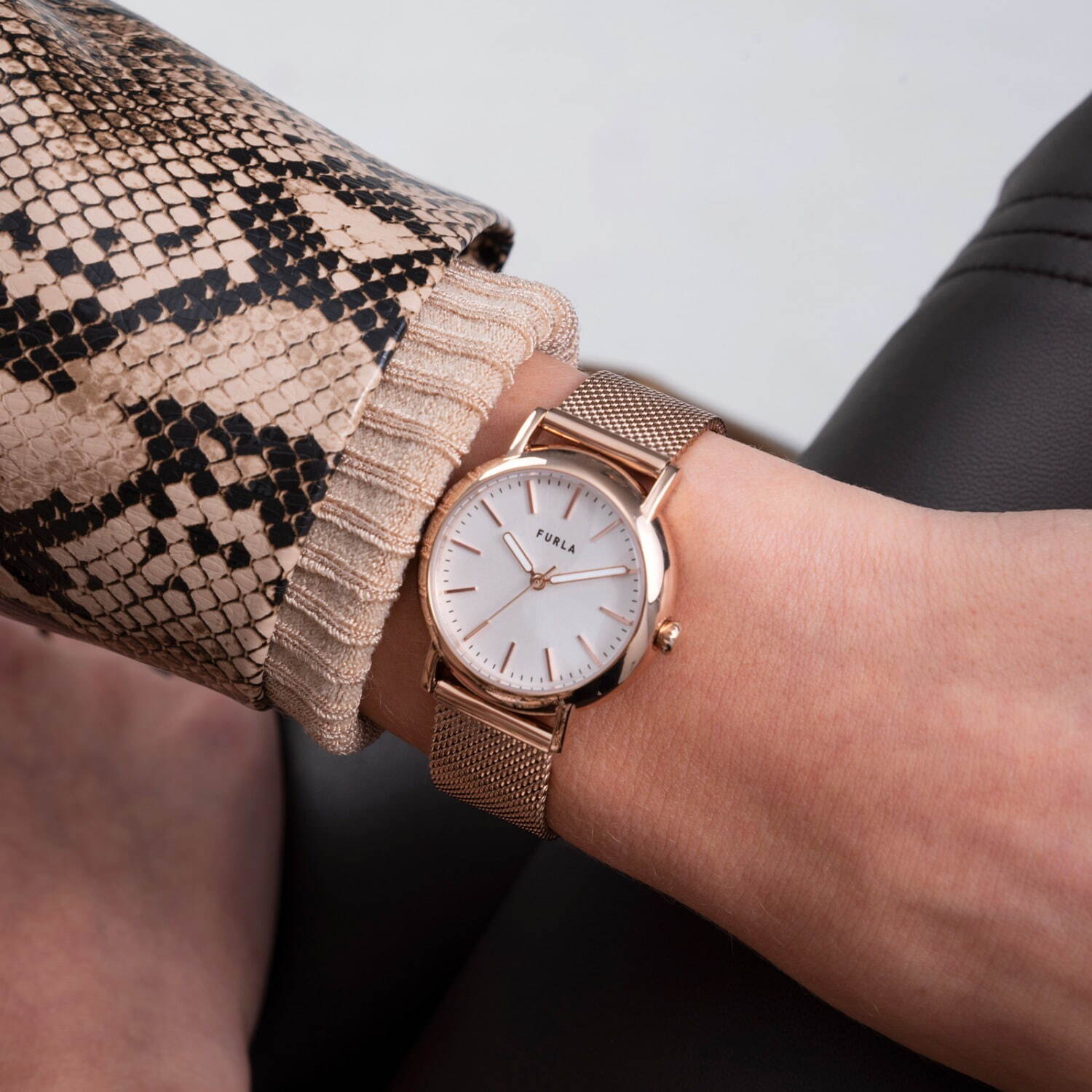 フルラ“淡いピンクトーン”の新作腕時計「フルラ イージー シェイプ