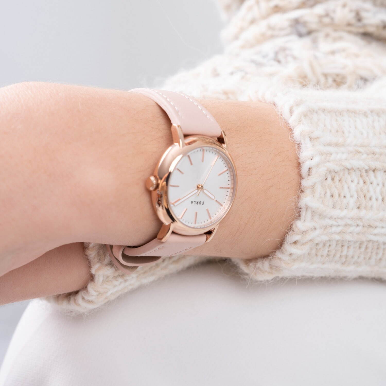 フルラ“淡いピンクトーン”の新作腕時計「フルラ イージー シェイプ