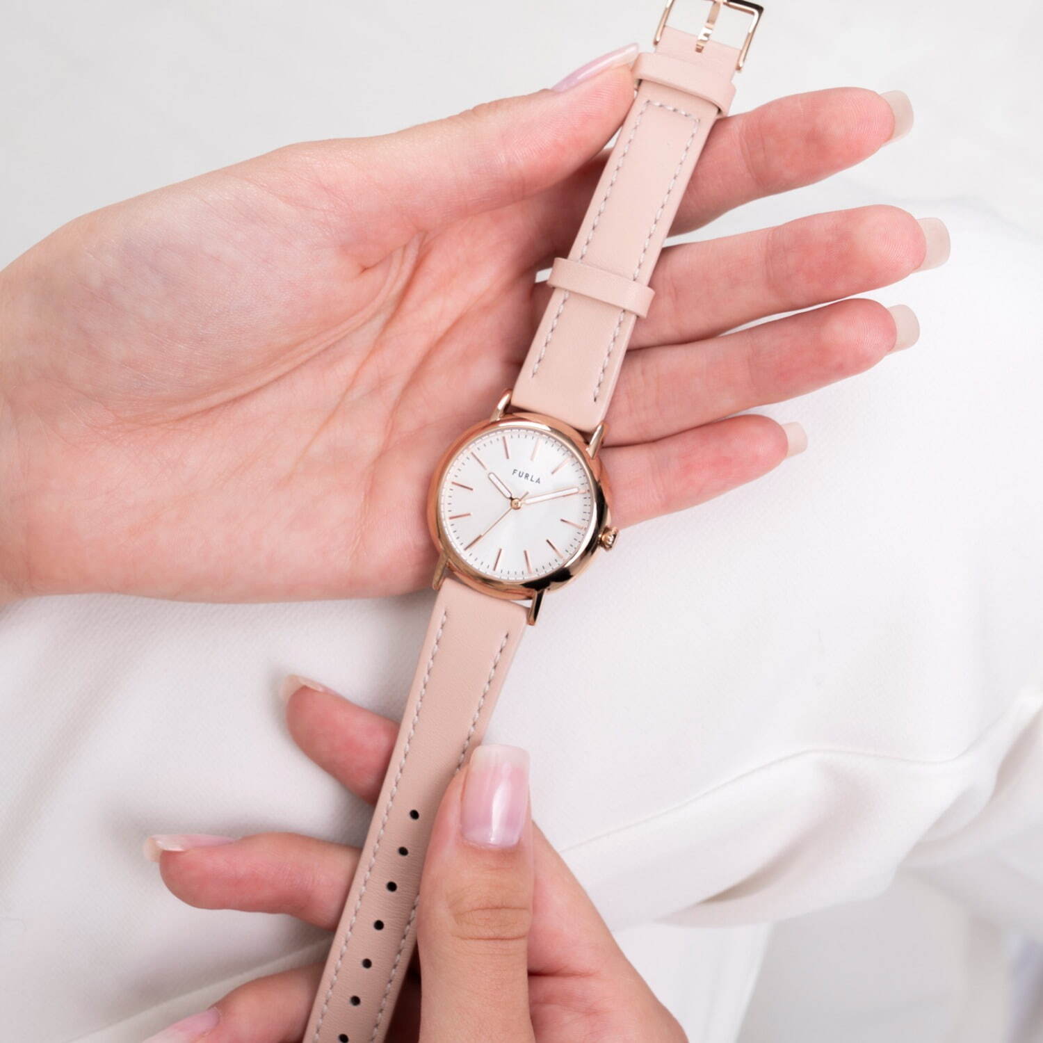 フルラ“淡いピンクトーン”の新作腕時計「フルラ イージー シェイプ ...