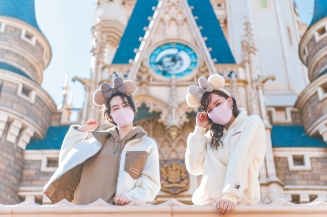 東京ディズニーリゾートの21年秋冬 もこもこ グッズ ミッキーの耳付きボアキャップ 手袋など ファッションプレス