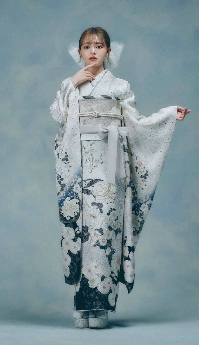 京都丸紅“シックなフラワー柄”振袖、正絹着物に菊や百合を描いて「ちぃ