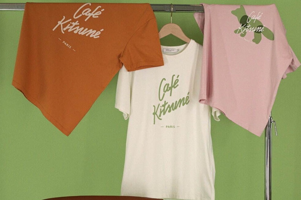 メゾン キツネ手掛けるカフェ キツネのTシャツやスウェット、抹茶や