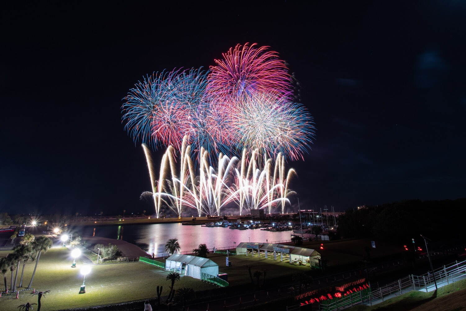 花火大会「みやざきシーサイド芸術花火」みやざき臨海公園で、豪華絢爛1万発以上の花火を音楽と共に｜写真10