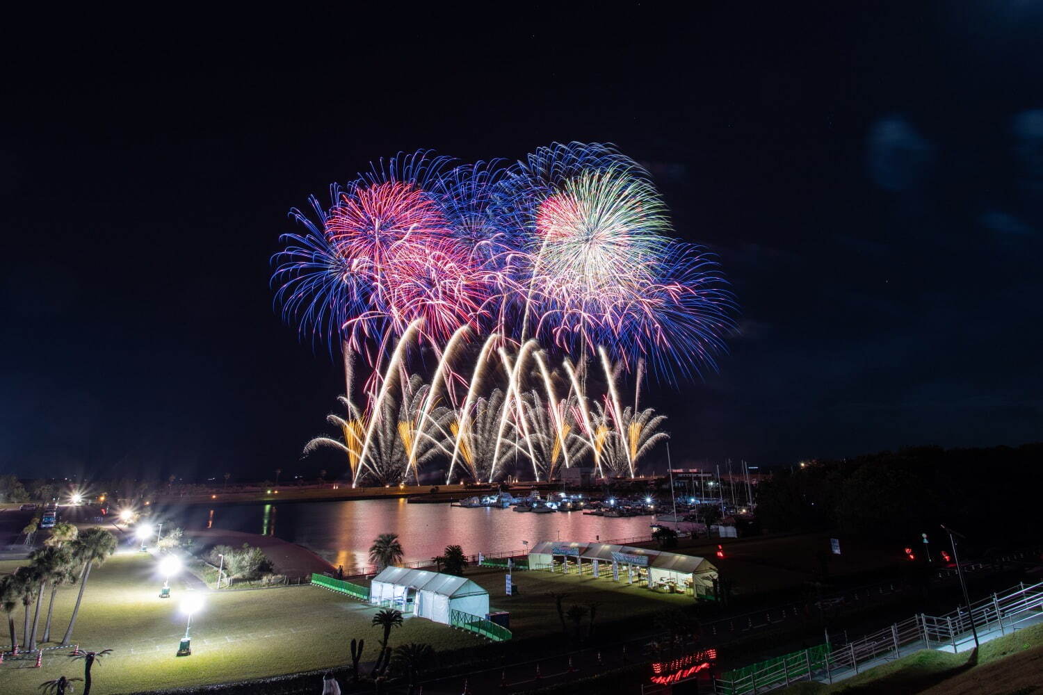 花火大会「みやざきシーサイド芸術花火」みやざき臨海公園で、豪華絢爛1万発以上の花火を音楽と共に｜写真9