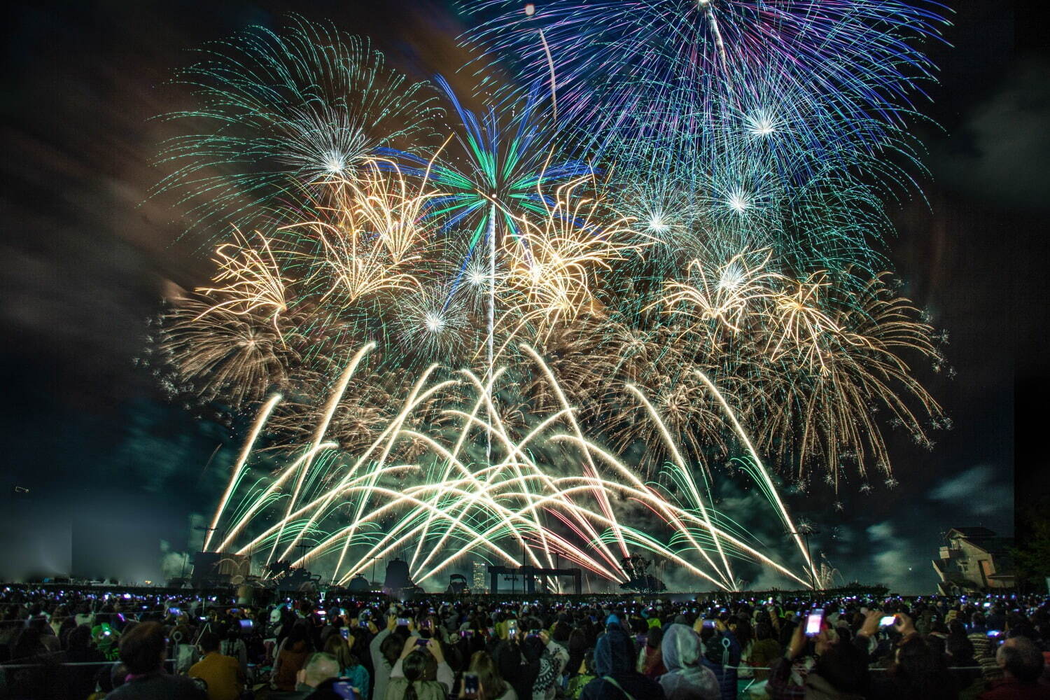 花火大会 みやざきシーサイド芸術花火 みやざき臨海公園で 豪華絢爛1万発以上の花火を音楽と共に ファッションプレス