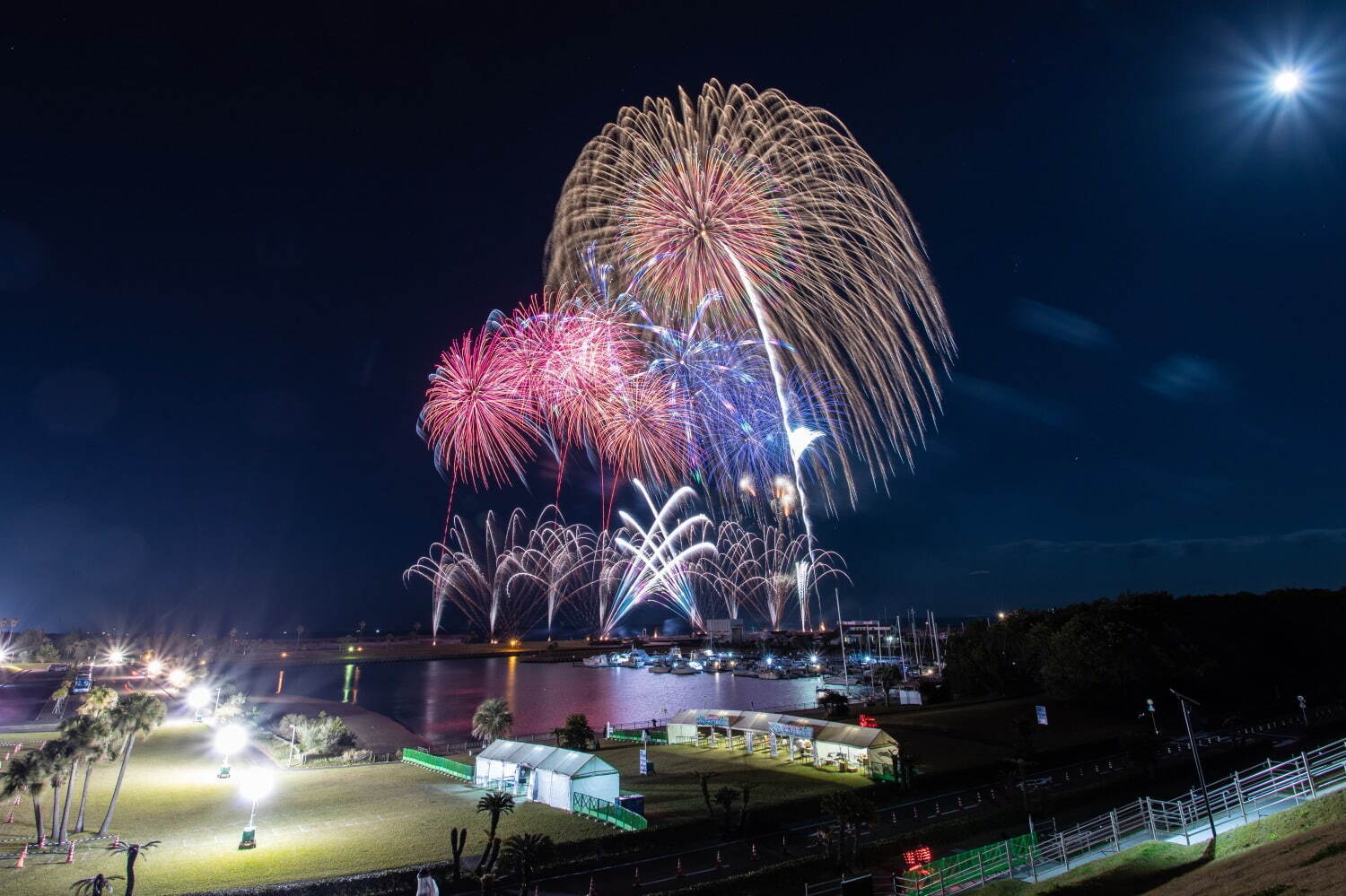 花火大会「みやざきシーサイド芸術花火」みやざき臨海公園で、豪華絢爛1万発以上の花火を音楽と共に｜写真8