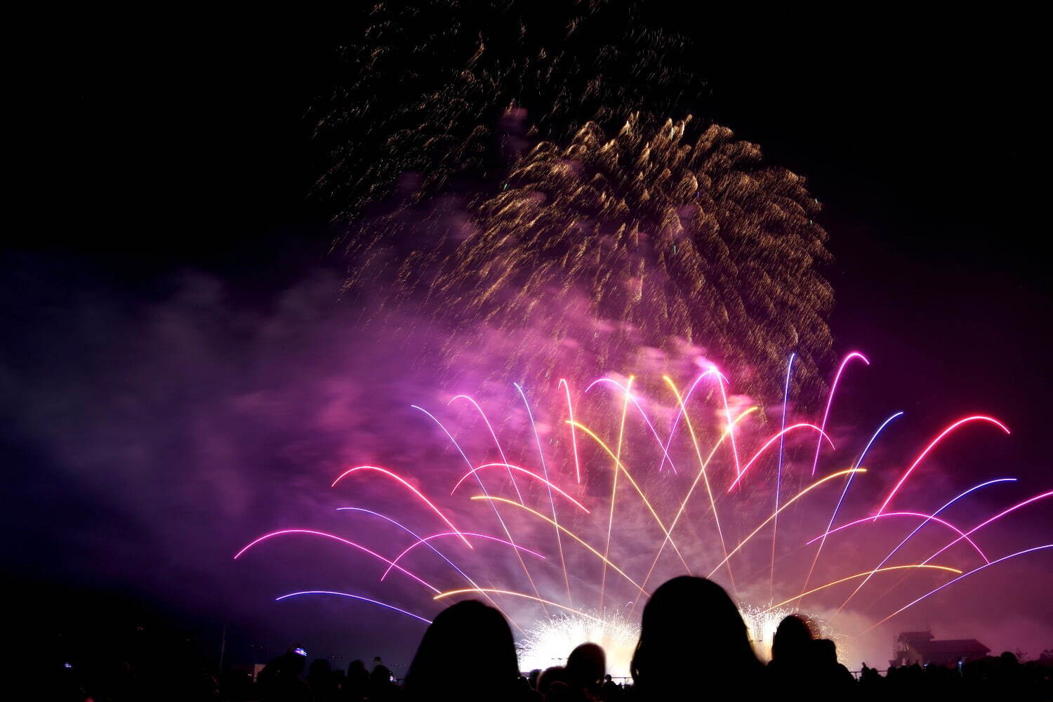 花火大会「みやざきシーサイド芸術花火」みやざき臨海公園で、豪華絢爛1万発以上の花火を音楽と共に｜写真4