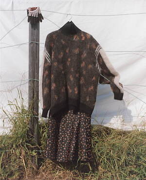 マメ クロゴウチ“金木犀”の小花柄を散りばめたコートやセーター